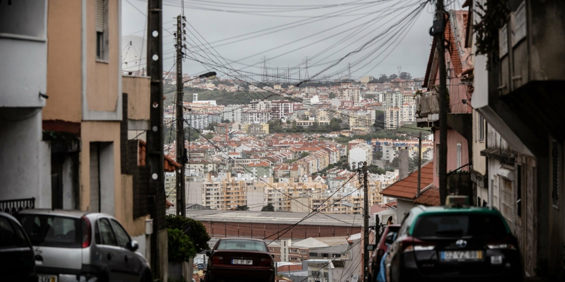 Na Cova da Moura, de cada vez que se vai distribuir comida, volta-se com mais famílias na lista