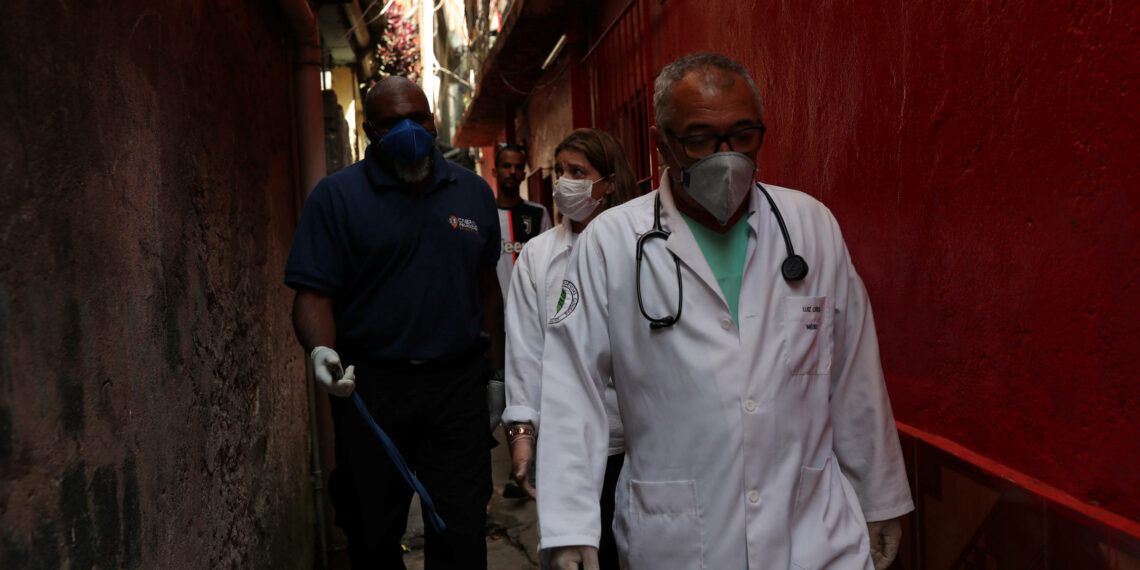 Sem esperar ajuda do governo, Paraisópolis contrata médicos para combater vírus